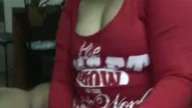 Bhabi in red t-shirt cleavage and giving handjob
