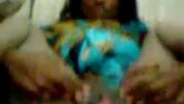 Dirty Lankan Tamil whore splitting her private parts