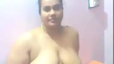 Mallu bbw aunty displays busty naked body on cam