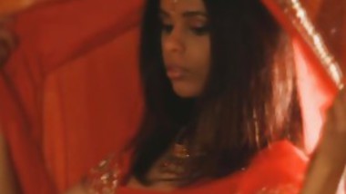 Super Hot Indian Babe Exposing Tits And Pussy