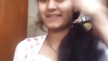 Young Indian shows her tits