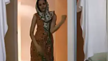 indian sexy beautiful babe Jasmine takes off her bra