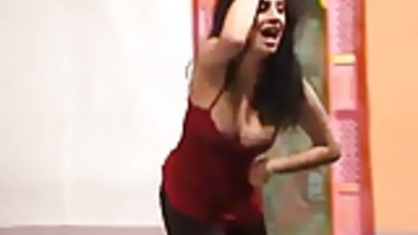 Hot Northindian Actress Nippleslip while expose her Boobs