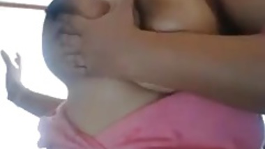 Indian desi oils up her boobs