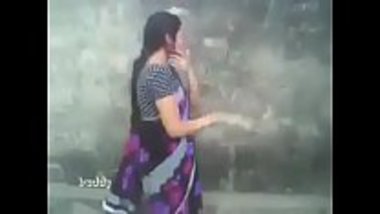 Desi sex of a hot Bhojpuri aunty in the outdoor