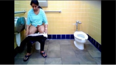 Sexy Marathi Aunty Peeing In Public Toilet