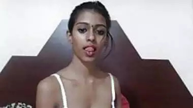 Desi chick loves to flash her jugs