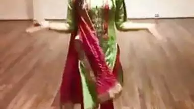 Clothed beautiful dance by sexy babe on hindi song