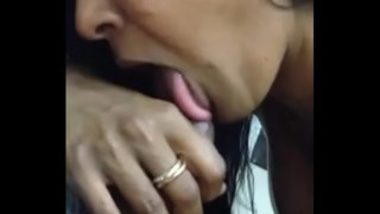 Hot Aunty Giving Erotic Oral Sex