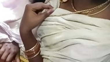 Tamil hot married girl showing her boobs cleavage in bus