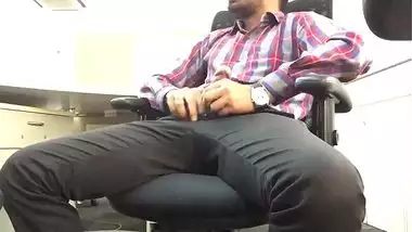 Indian guy mastrubating flashing big dick in office.MOV
