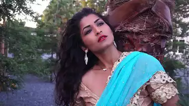 Desi Bhabi Maya Rati In Hindi Song - Maya