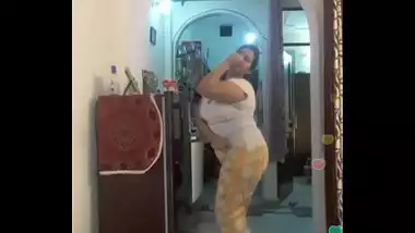 Hot desi indian bhabi shaking her sexi ass &boobs on bigo live...2
