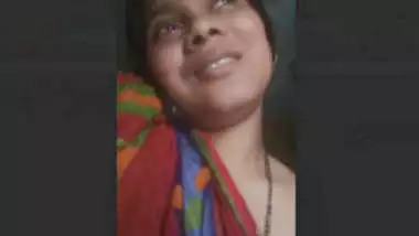 Bhabhi masturbating and talking on phone