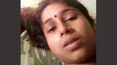 Sexy Bhabhi Showing Her Boobs and Fingerring