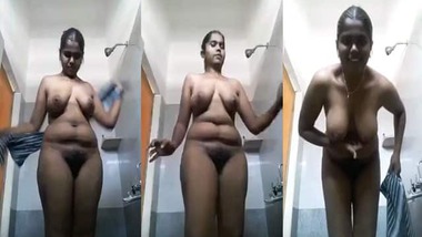 Desi hairy pussy wife shows her nudity on live cam