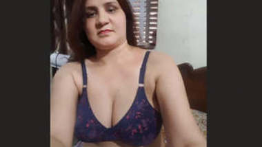 Beautiful pakisthani bhabhi make her nude vdo