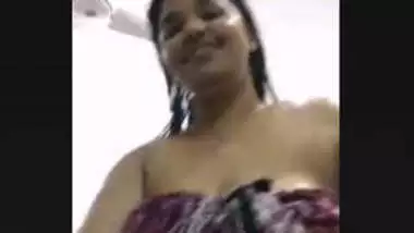 Sexy Bhabhi Bathing On video Call