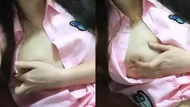 cute girl playing xposing her tit pretty nipple
