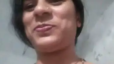 Desi self show – Indian aunty masturbation video