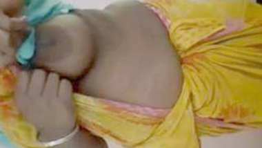 Desi aunty show her boobs