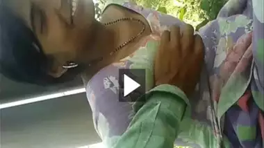 Desi outdoor sex MMS of Desi village girl exposing boobs