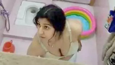 Desi village bhabi bath n pee her mother in lw