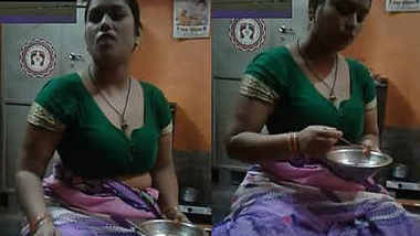 aunty boobs in saree