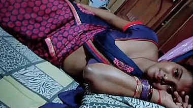mumbai housewife priya exposing milky cleavage and navel