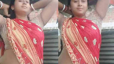 homely hot bhabhi navel show in saree