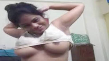 Naught desi aunty opens her bra to show boobs