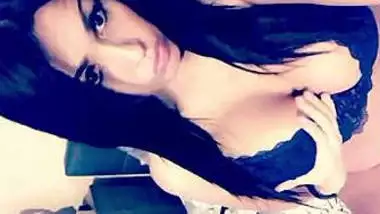 Sexy babe xposing her juicy cunt & tits