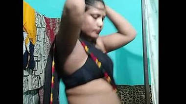 Horny housewife bhabhi Aasha dancing in bra cleavage navel show.