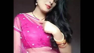 Cute housewife bhabhi Heena Kumari exposing navel in transparent saree.