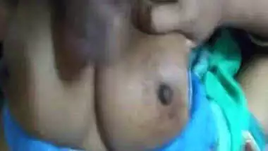 Desi aunty cummed on boobs