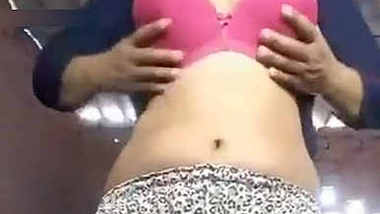 Desi Babe Showing Boobs & Ass New Clip