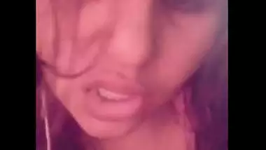 Desi cute girl fing her hot pussy
