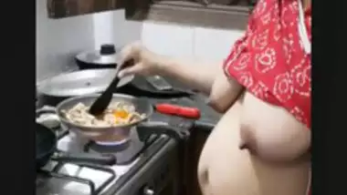 Desi aunty showing boobs while cooking