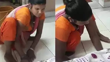 Big boobs desi maid cleaning floor and owner caught her huge cleavage