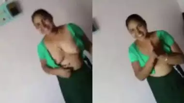 Desi Randi Aunty Talkiing With Her Client Showing Boobs
