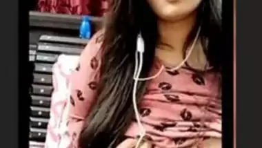 Desi Beauty showing boobs Online
