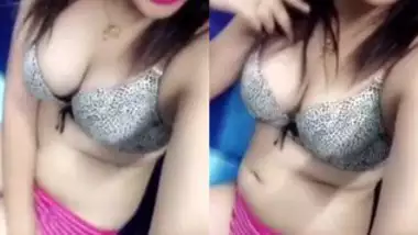 Beautiful Sexy desi Girl Lisping On Closer Song