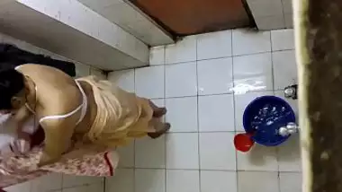 Hidden cam xxx video of my voluptuous Desi aunty taking a bath