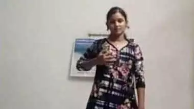 Solo porn video where the attractive Desi minx takes off clothes