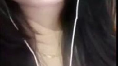 Video call turns into a porn show when the Desi babe flashes tits