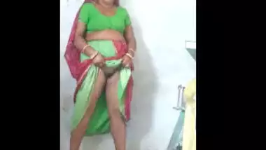 Desi sexy aunty show her pussy