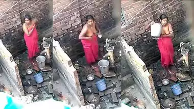 Hidden sex video of chubby Indian woman washing her XXX tits outdoors