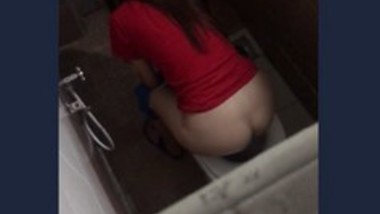 Beautiful Desi College girl caught pissing in Toilet