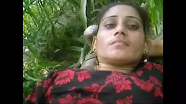 Village bhabhi having sex in her field