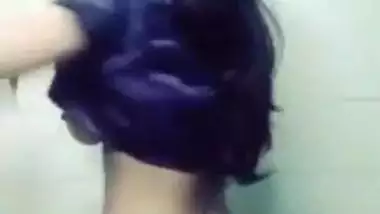 Finger-licking Desi girl changes clothes in the solo porn video